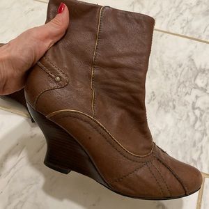 Cute vintage brown wedge booties